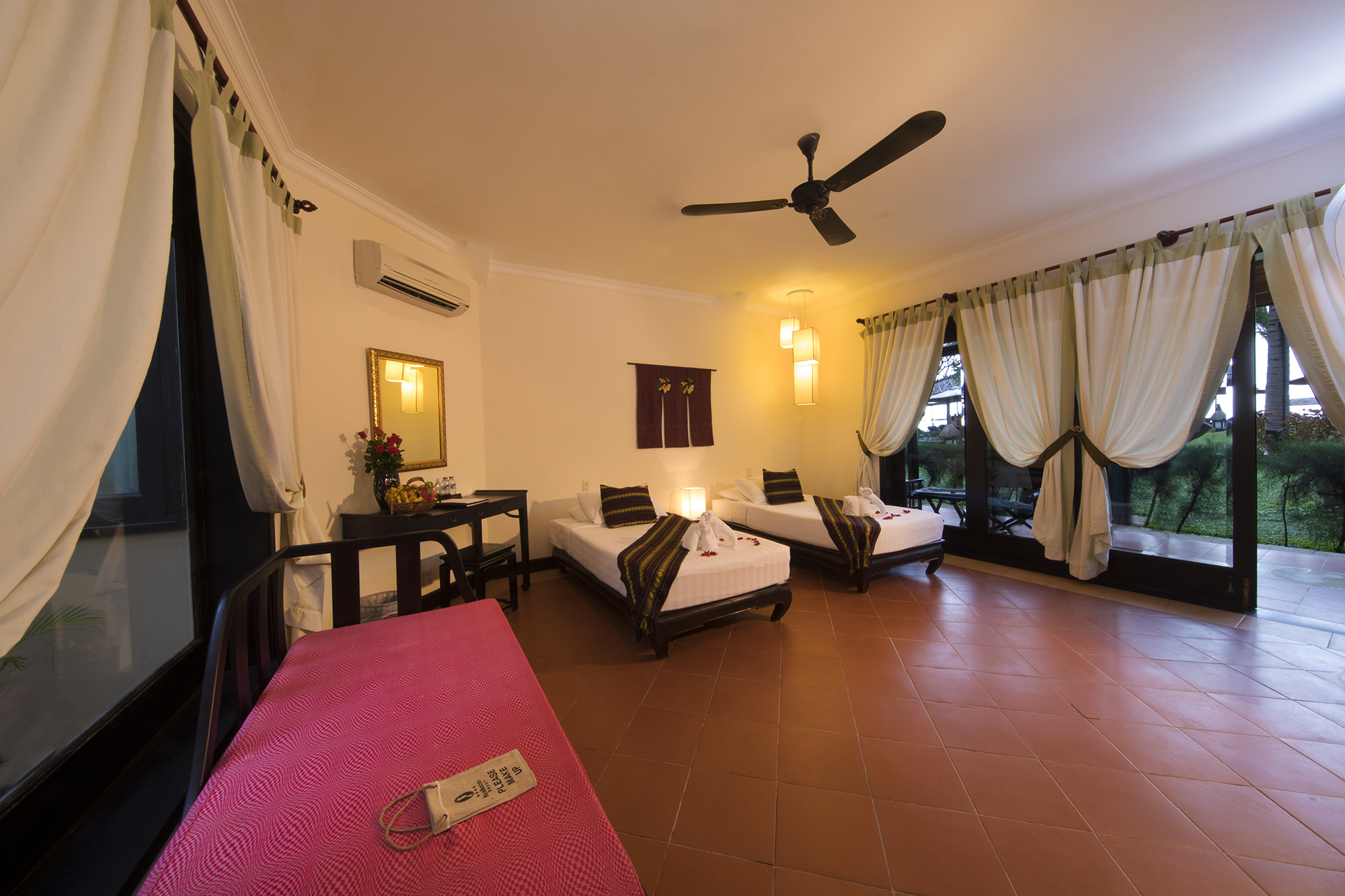 BUNGALOW HƯỚNG HỒ BƠI